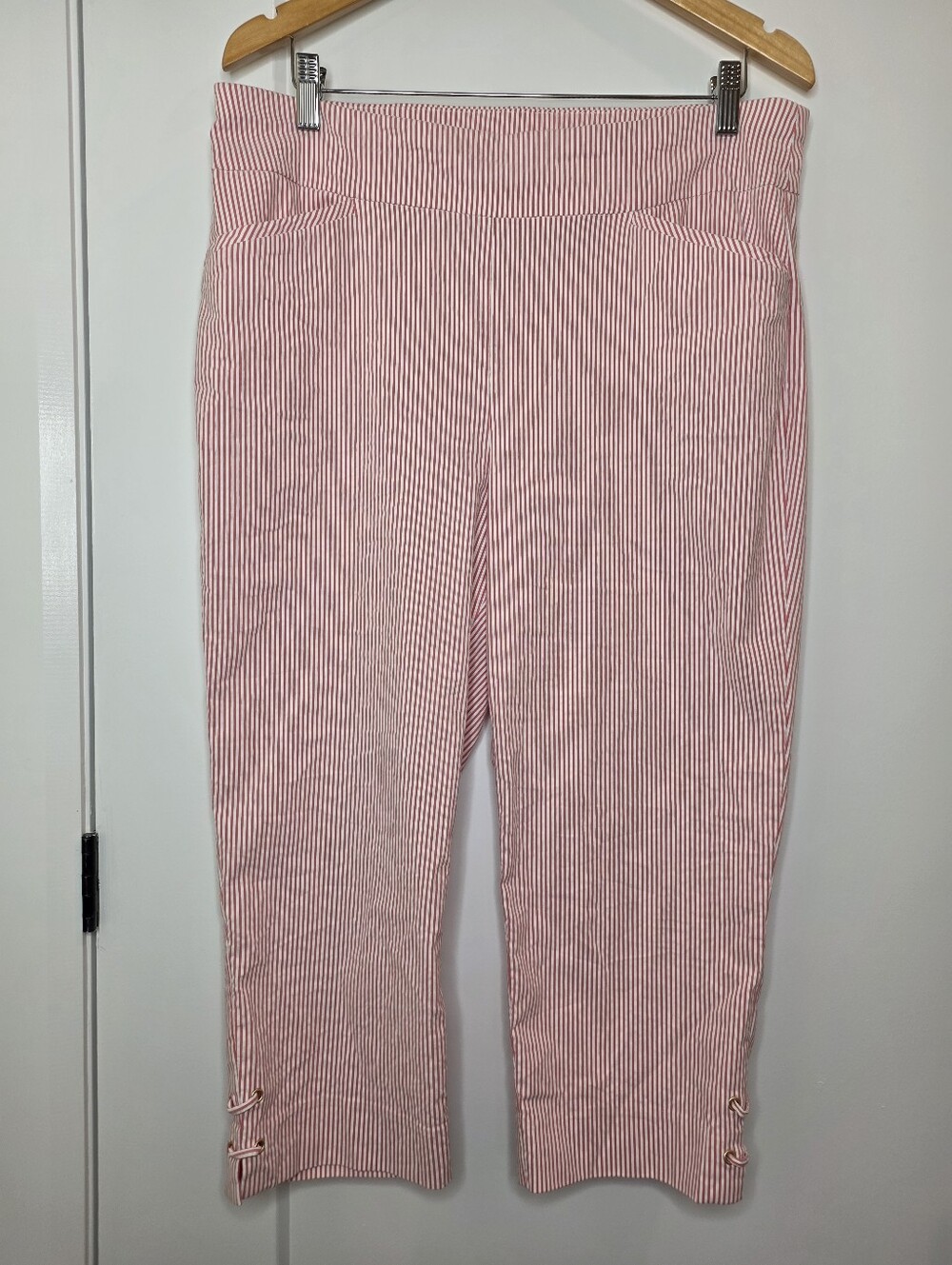 Chico's Seersucker Dark Pink and White Capris SZ 2.5 (12-14)
